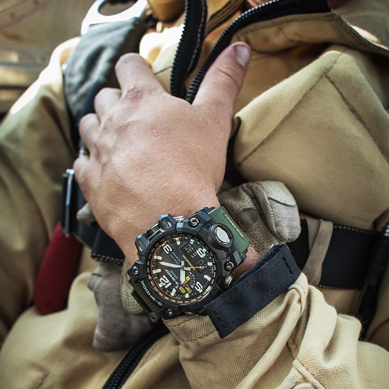 Zegarek GWG-1000 na nadgarstku mężczyzny