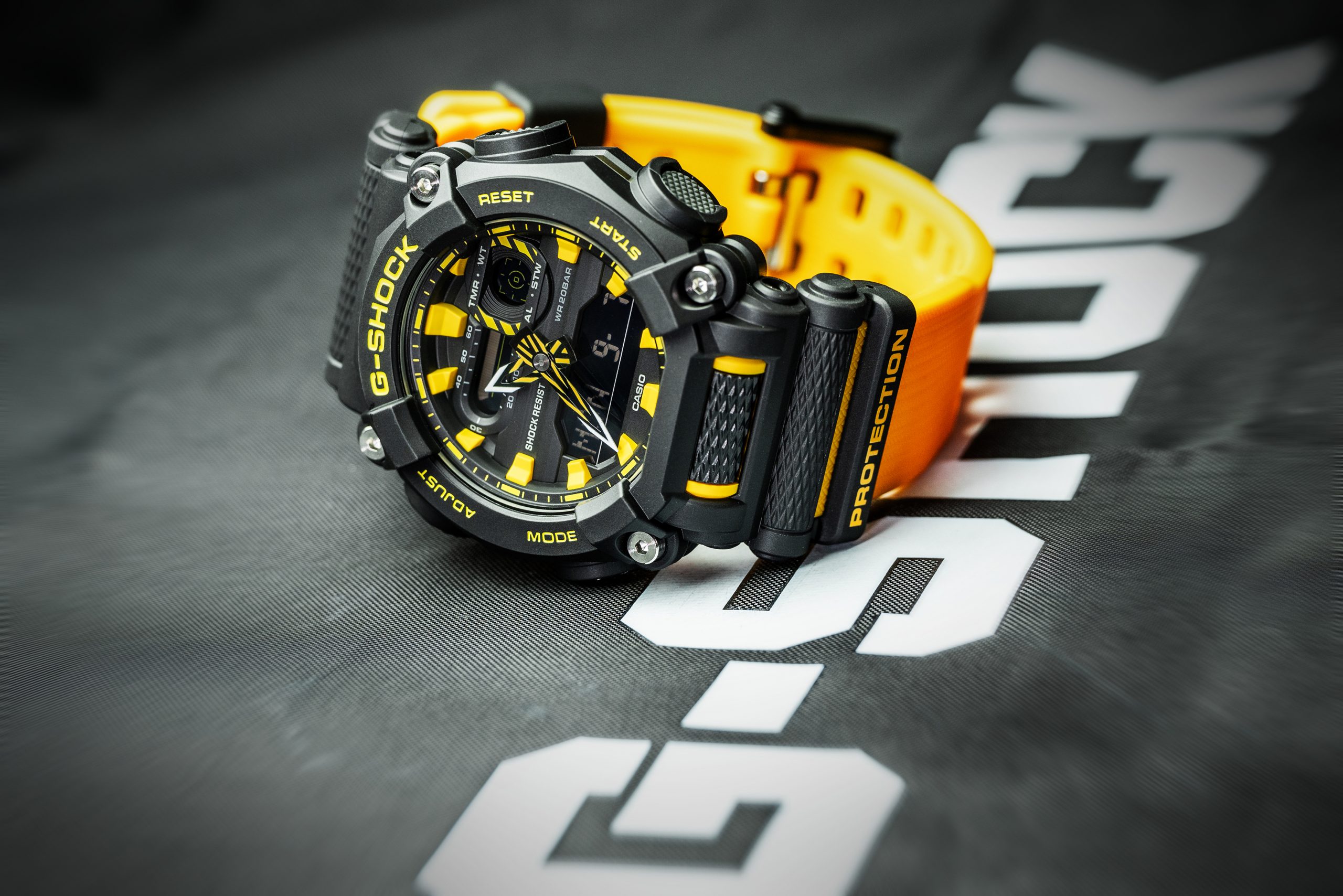 Zegarek G-SHOCK GA-900 leżący bokiem