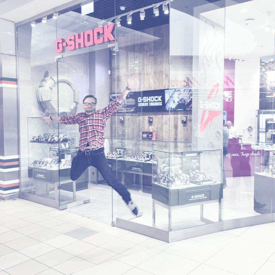 Zdjęcie G-SHOCK Store na tle którego jest skaczący twórca całej koncepcji wizualnej 
