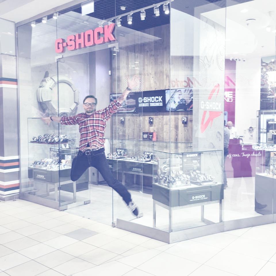 Zdjęcie G-SHOCK Store na tle którego jest skaczący twórca całej koncepcji wizualnej