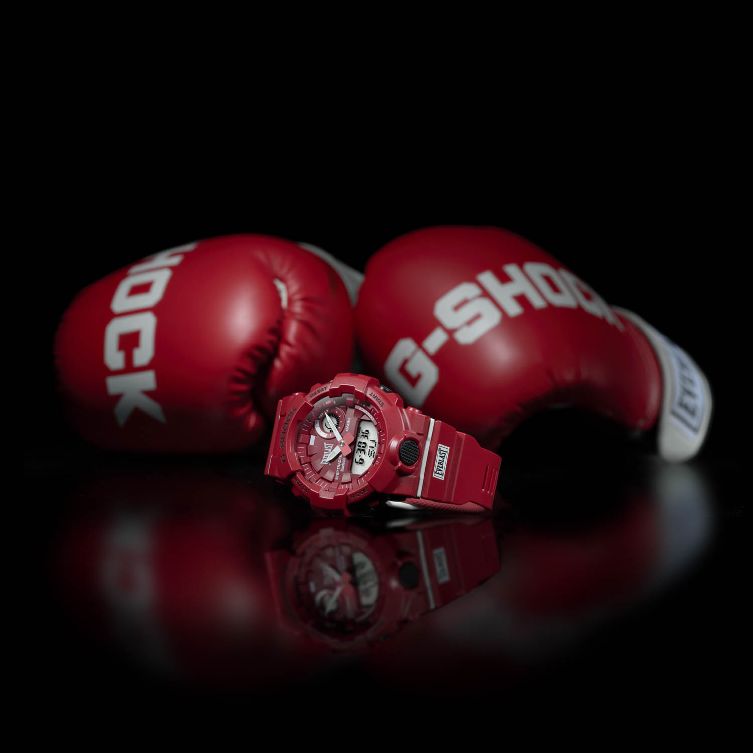 Zegarek G-SHOCK Everlast GBA-800 w kolorze czerwonym przedstawiony na tle rękawic bokserskich w kolorze czerwonym