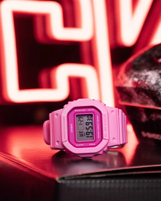 Idealny zegarek na lato nie ist...GMD-S5610PP-4ER!🩷🩷 Różowy, kompaktowy, lekki, ale nadal G-SHOCK – odporny, niezawodny i stylowy!
Do szortów, do letniej sukienki i na deskę surfingową.🏄‍♀️ Czego mu brakuje?Twojego nadgarstka😎 Siła w różu! #PinkPower#zegarek #watch #gshockwatch #pink #summer