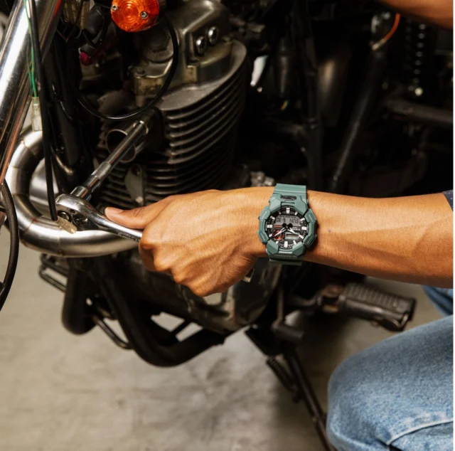 G-SHOCK GA-010 to połączenie stylu, siły i precyzji👊Nowoczesna sylwetka, ciemna zieleń, cyfrowo-analogowy wyświetlacz.
Idealny na co dzień. Idealny, gdy przygotowujesz się na długą podróż i potrzebujesz niezawodnego kompana stojącego na straży czasu!⌚#GSHOCK #zegarek #watch #instawatch #gshockwatch #new #nowość #gshocklovers